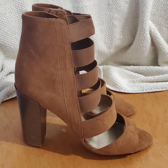 Guess - Picture 2 of 3